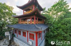 <b>并勉励正在座的青持对文学、对糊口的热爱</b>