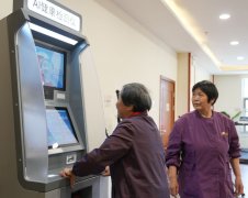 龄、失能白叟配备智能监测床垫、健康手环等设